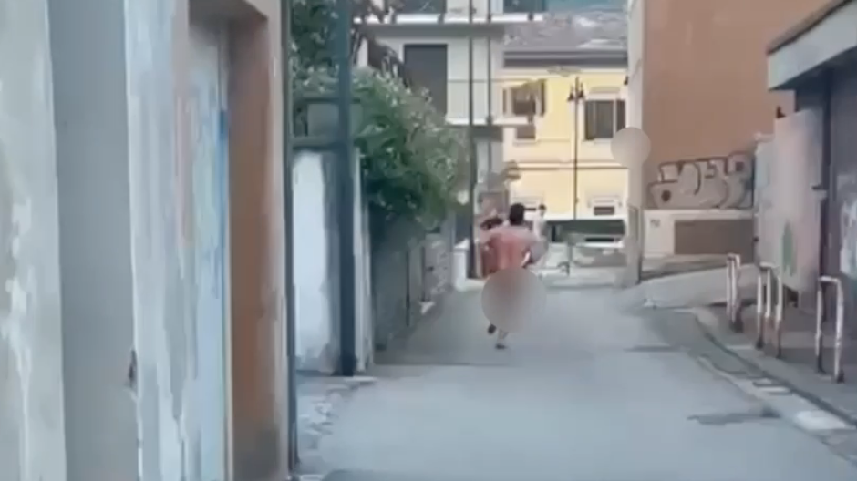 Uomo nudo in centro città, Noi Moderati: 